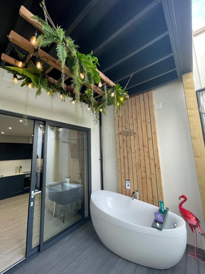 The Jungle Apartment - By Coastline Retreats - Jungle Themed Garden Apartment - Outdoor Bath - Next To Seafront - Childrens Toys - Superfast Wifi - Netflix - Disney Bournemouth Exterior foto